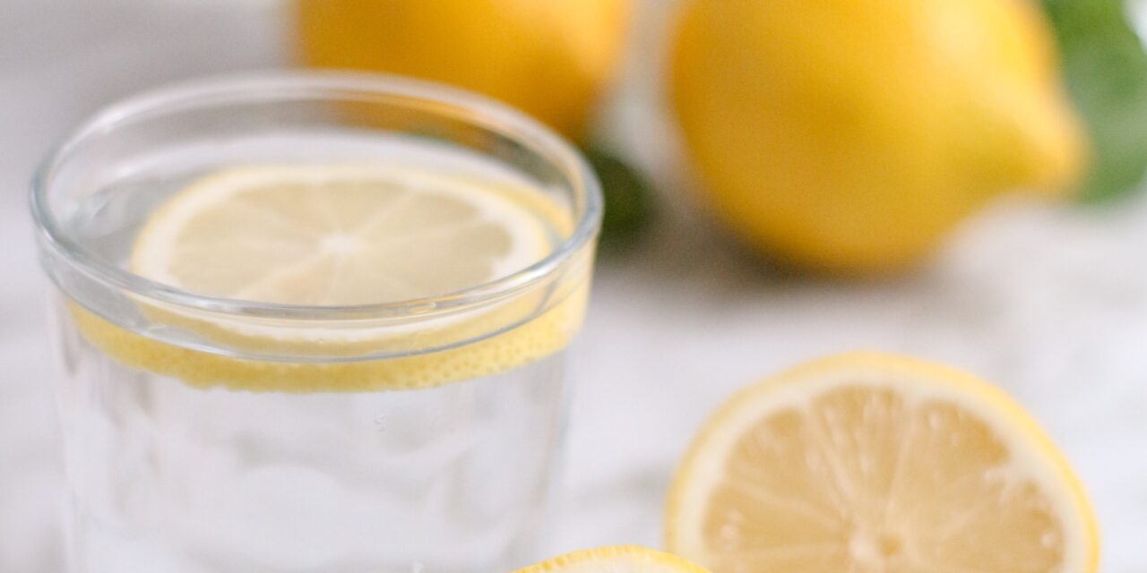Los 7 motivos para tomar agua con limón en ayunas